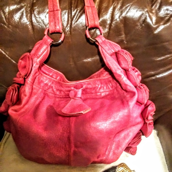 Vince Camuto Handbags - VINCE CAMUTO PLUM  LEATHER SHOULDER BAG 😍